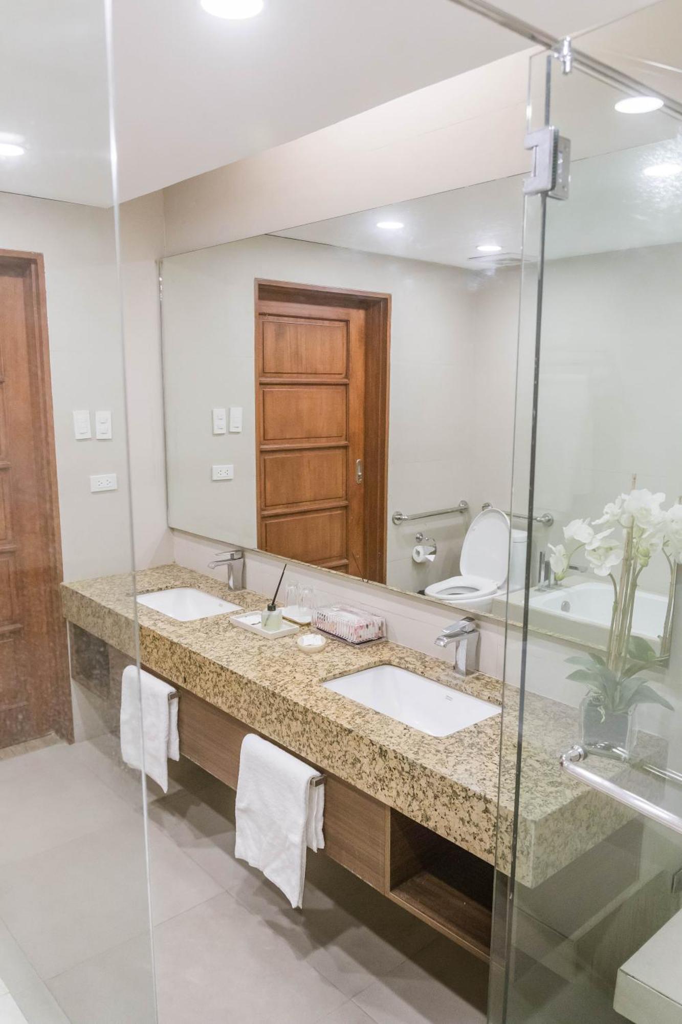 La Fiesta Hotel Iloilo Zewnętrze zdjęcie