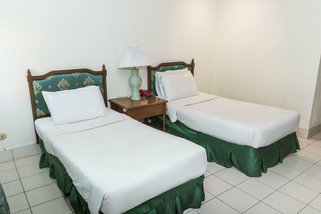 La Fiesta Hotel Iloilo Zewnętrze zdjęcie