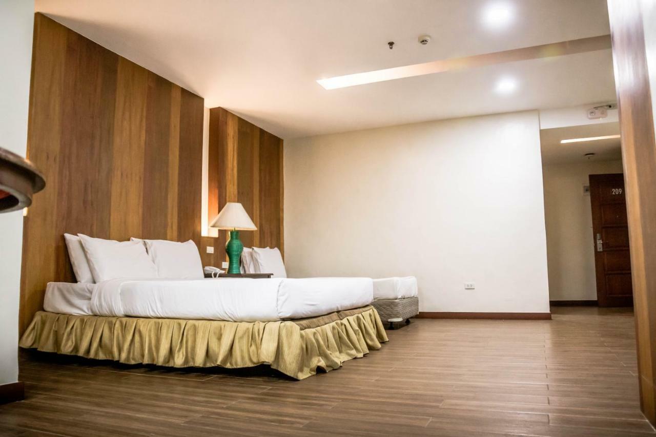 La Fiesta Hotel Iloilo Zewnętrze zdjęcie